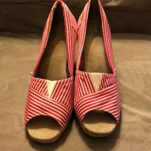 Toms size 9.5 striped wedge like new